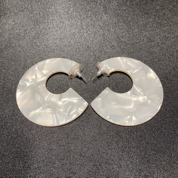 🤍BaubleBar White Acrylic Disc Earrings - Picture 5 of 8